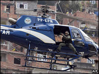Polícia civil vasculhando a Favela da Rocinha no Rio