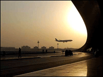 avião sobrevoa perto da entrada do novo terminal