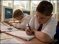 写作业的男学生