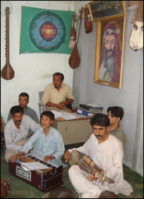 ضيا در حال نواختن آرمونيه