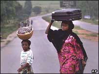 Nigerianos fogem da tensões religiosas em Jos, em 2001