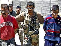 بازداشت مظنونان توسط سربازان عراقی