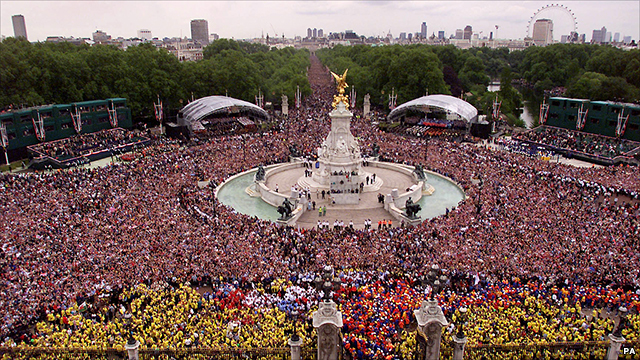 د ٥٠ مې کليزې د لمانځلو لپاره را ټول شوي خلک، لندن ٢٠٠٢ کال 