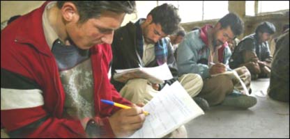 زده کوونکي چې د کانکور ازموينې ته ناست دي