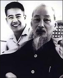 Ông Vũ Kỳ và Hồ Chí Minh (ảnh tư liệu)