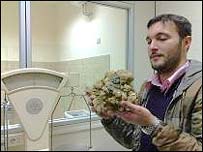 Cristiano Savini mostra a trufa gigante encontrada pelo cão Rocco