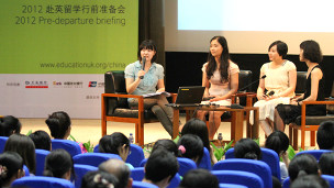 舒暢（右二）在北京「準備會」現場與觀眾交流