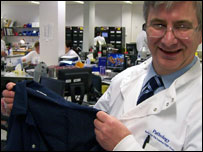 Microbiologista Peter Wilson mostra pijama de prata