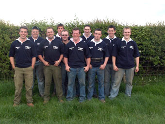 Bechgyn cryfion Trefeglwys yn paratoi ar gyfer cystadleuaeth tynnu rhaff