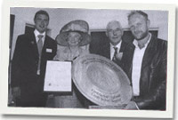 Dafydd P Jones, Perchennog a Rheolwr Contractwyr Dinas yn derbyn tlws Sioe Frenhinol Amaethyddol Cymru 