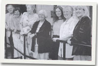 Y myfyrwyr tu allan i Oriel Bangor