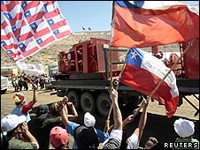 Familiares celebran la llegada de más máquinas.