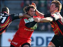 Maxime Medard o Toulouse yn cael ei daclo gan y Dreigiau