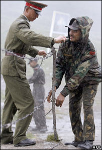 Lính biên phòng hai bên và hàng rào kẽm gai biên giới