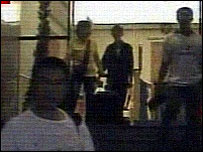 Hóspedes deixam um hotel na Tailândia às pressas