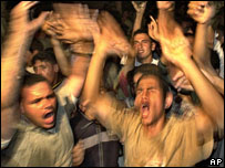 Palestinos protestam contra bombardeios israelenses