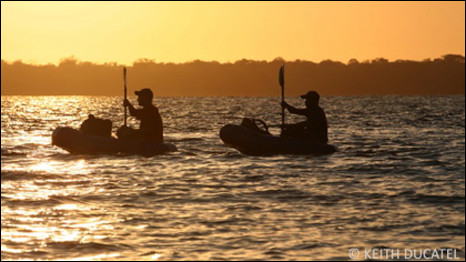 Ed e Cho remam para vencer o rio Amazonas e chegar a Belém (Foto Keith Ducatel)