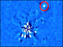 ستاره مرکزی و سياره حول آن که با دايره قرمز مشخص شده است، ناسا/دانشگاه ايالتی پنسيلوانيا