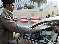 Saúdský policista v Rijádu kontroluje řidiče