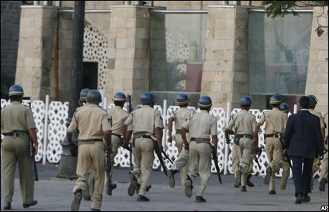 Bên ngoài khách sạn Taj Hotel