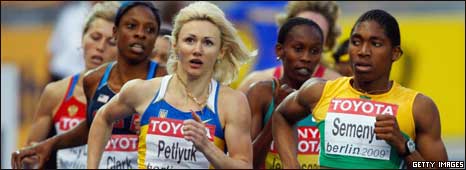 塞蒙娅在柏林的赛场上