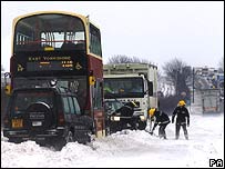 Carros e ônibus em estrada britânica