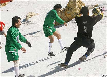 Evo Morales Samaja Dağı'nda futbol oynarken