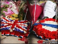 Flores depositadas na estação de King's Cross, onde ocorreu um dos ataques