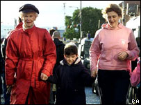 祖母、母亲与小孩