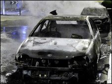 Ealing主街上被烧毁的车辆