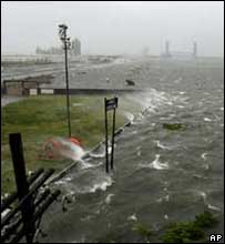 Canal transbordando em Nova Orleans