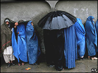 زنان افغان در انتظار دريافت وزيرای يکی از کشورهای همسايه در کابل