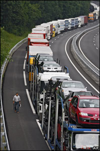 Fila de caminhões na fronteira entre Espanha e França