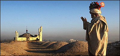 مرد افغان درحال عبادت در پشت بام مسجد عيدگاه کابل