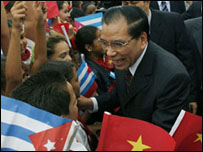 Ông Nông Đức Mạnh trong buổi gặp thiếu nhi ở Cuba