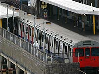 Vyšetřovatelé ve stanici metra Shepherd's Bush v Londýně