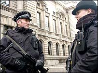 Ozbrojení britští policisté
