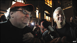 El cineasta Michael Moore (izq.) y el actor Tim Robbins (der.) hablan con la prensa