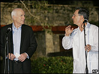 O senador John McCain com o presidente colombiano, Álvaro Uribe
