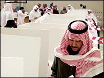 Saúdský muž odevzdává svůj hlas