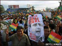 Apoiadores do presidente Evo Morales protestam contra projeto de autonomia em Santa Cruz