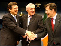 Barroso, Chris Patten ve Romano Prodi ile el sıkışıyor