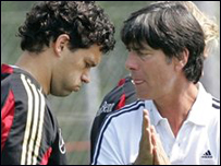 Michael Ballack và HLV Joachim Low 