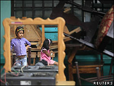 Niñas en refugio tras inundaciones
