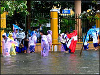 Lũ lụt miền Trung (ảnh của VietnamNet)