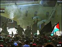 chegada de caixão de arafat em Ramallah