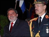 Lula é recebido por general paraguaio