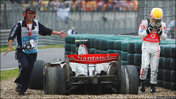 Hamilton leaves his stranded McLaren