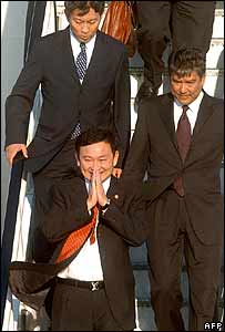 Ông Thaksin hạ cánh xuống London sau khi bị mất chức