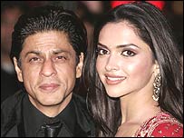 ریپکا پڈوکون شاہ رخ کے ہمراہ (فائل فوٹو) 